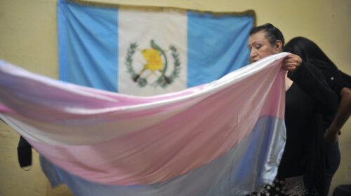 Jannet doblando la bandera representativaLGTBQ