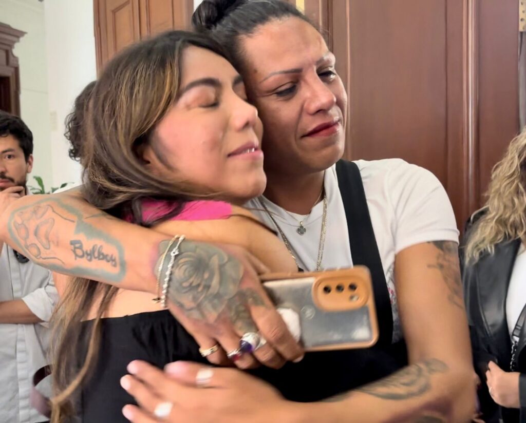 El Congreso de la Ciudad de México aprobó la ley Paola Buenrostro que tipifica el delito de transfeminicidio en el Código Penal. 
